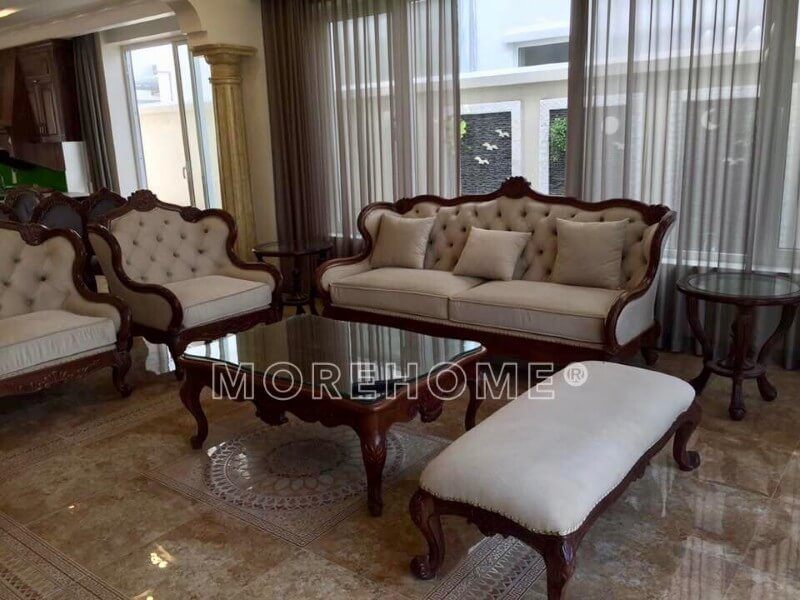 Phòng khách biệt thự tân cổ điển đã được hoàn thiện bởi công ty nội thất Morehome và hình ảnh thực tế của nó đã được chụp.