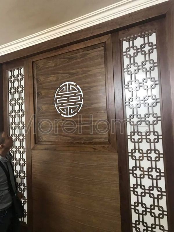 Hà Nội được thi công lắp đặt vách phòng thờ từ gỗ óc chó trong nhà lô phố.